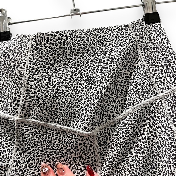Athleta Salutation Stash II Textured 7/8 Tights Micro Cheetah Black/Sea Salt XS - Picture 10 of 12